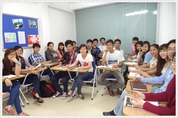 Một lớp học tiếng Ph&aacute;p đ&ocirc;ng đủ