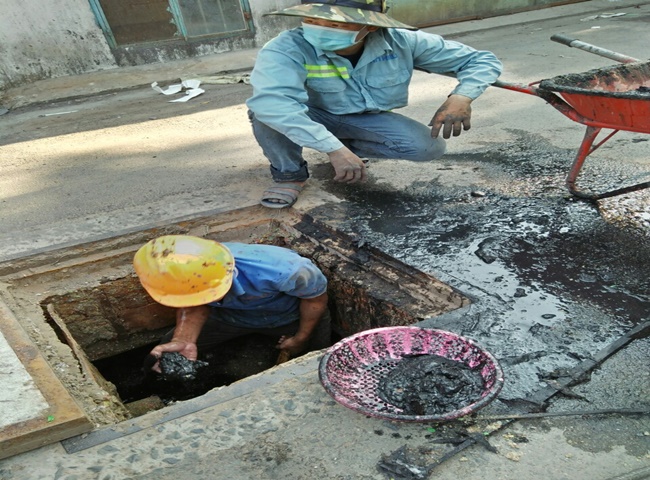 Nạo v&eacute;t hố ga Minh Đức